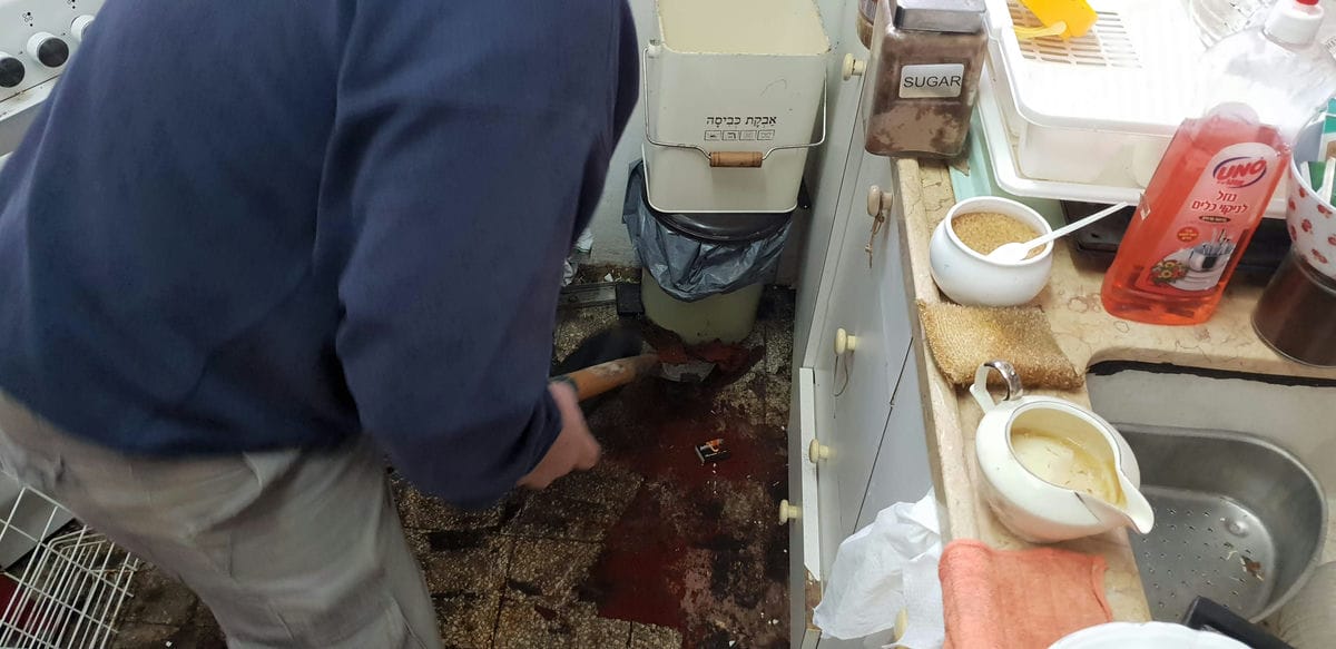 פינוי רהיטים מחדר מדרגות צפוף - עשה זאת בעצמך